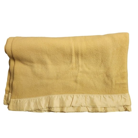 Vintage Twin Size Blanket Mustard Yellow W/ Satin Binding 79” Long X 67 “ Wide - Picture 4 of 5